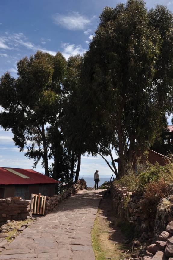 Caminhando pelas charmosas trilhas da ilha Taquile, no lago Titicaca, no Peru